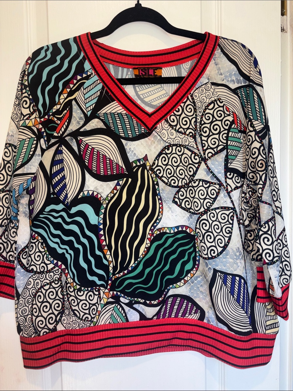 ISLE FROM MELIS KOZAN MULTICOLORED BLOUSE WITH GEOMETRIC DESIGN WITH RED STRIPES